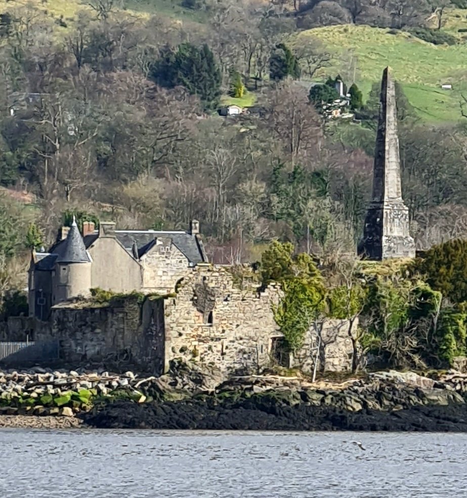 Dunglass Castle on the shore of the Clyde Estuary near Bowling to the west of Glasgow. Originally built in 1380 for the Barony of Colhouquon. By the 1700s it lay in ruins. 

Cont./

#glasgow #dunglasscastle #charlesrenniemackintosh #bowling #scottishcastles #theclyde #castle