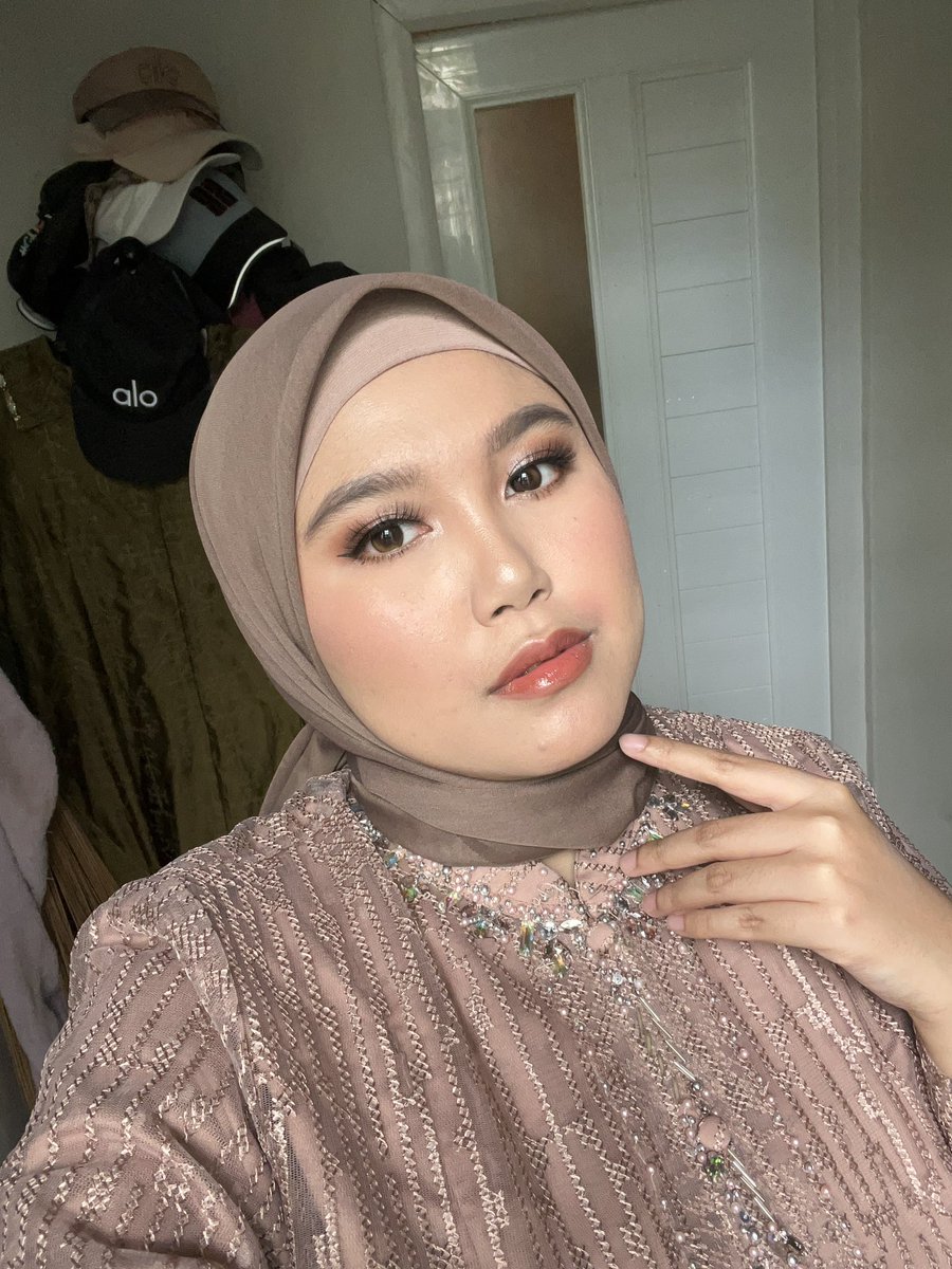 nyoba2 makeup yg cocok buat kebaya wisuda & berakhir di look ini….. semoga hari H secakep ini yah 🥹🙏