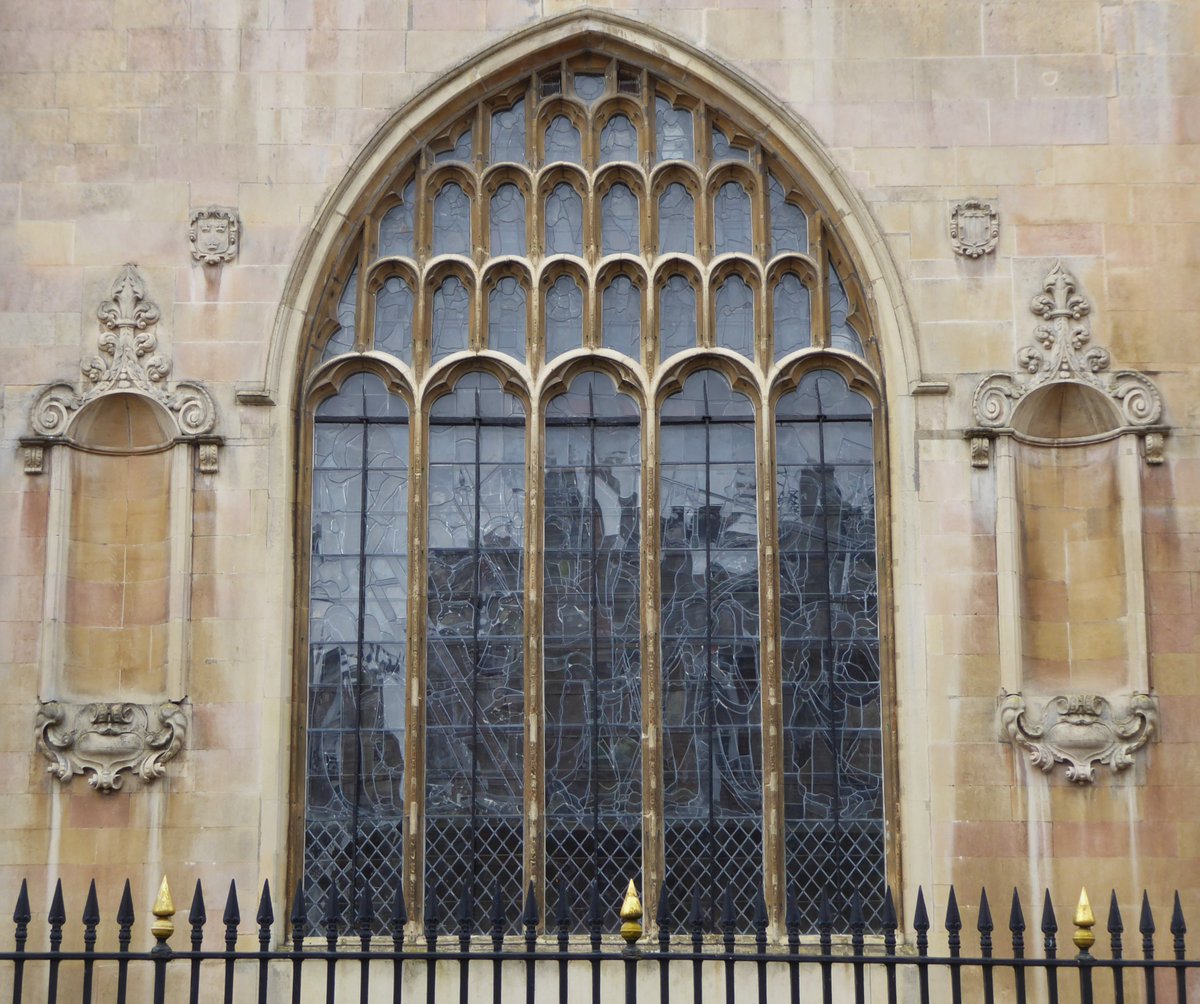 #SundayStonework  Scrumptious tracery on my walk along Trumpington Street, Cambridge.

Peterhouse chapel, 1628-32; the detailing is part Gothic, part Jacobean and part Classical - and it all works beautifully!