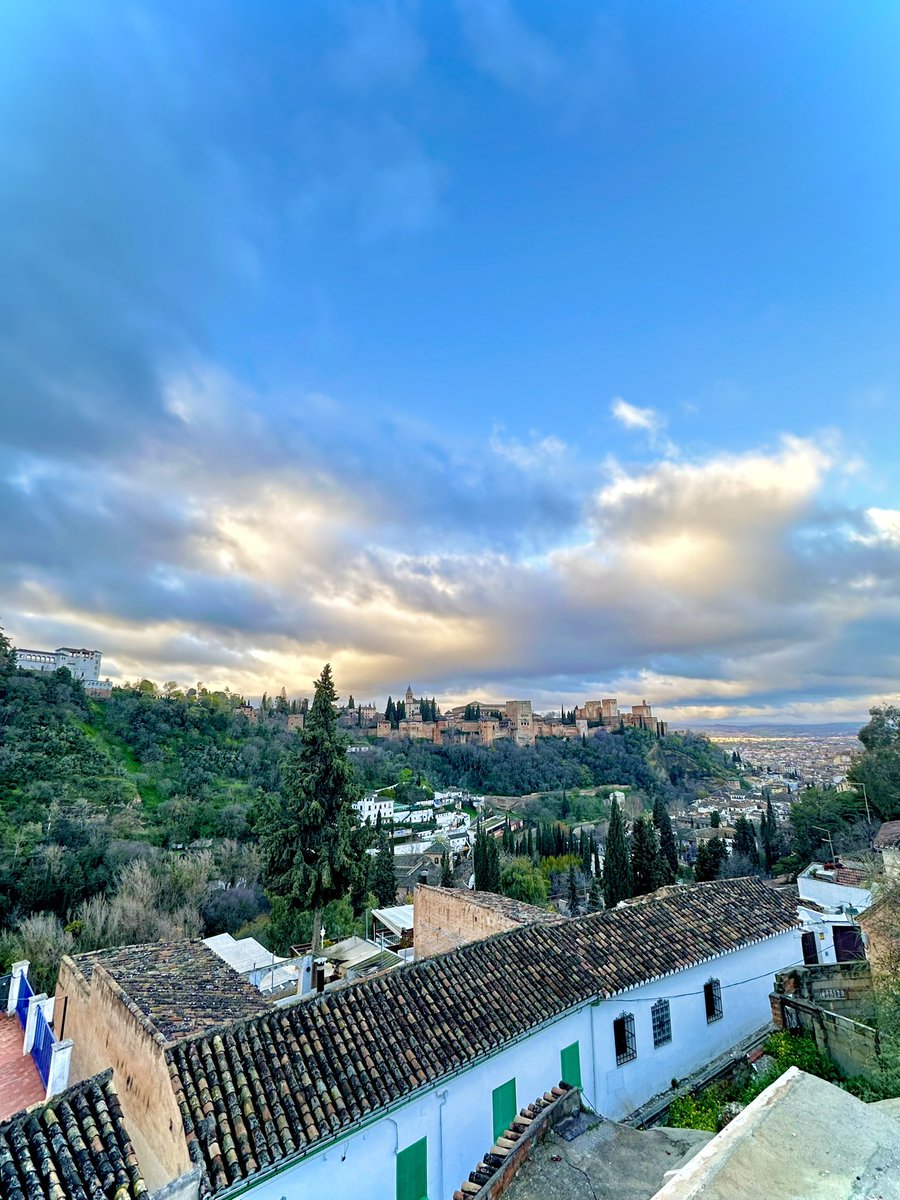 Donde nos llevó la imaginación
Donde con los ojos cerrados
Se divisan infinitos campos
Donde se creó la primera luz
Germinó la semilla de cielo azul
Volveré a ese lugar donde nací
De sol, espiga y deseo
Son sus manos en mi pelo
De nieve, huracán y abismos
EL SITIO DE MI RECREO.🧘🏽‍♂️