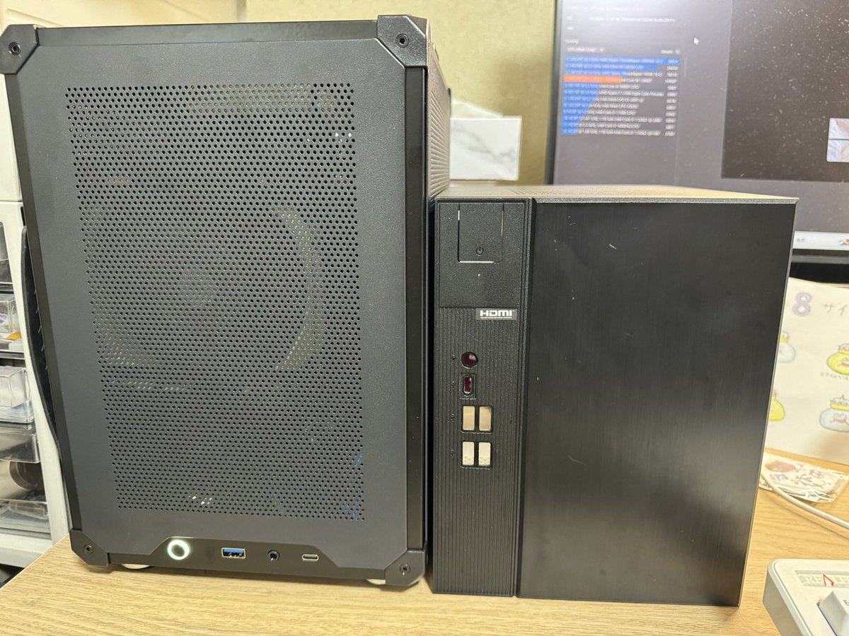jail2jail's tweet photo. Jonsbo C6、選んで大正解でした!
DeskMeetより少し大きいけど、普通に超コンパクト。
全面メッシュだけど、静かなファンを使えばDeskMeetのように高負荷時に熱がこもることも無く冷えるし、静か。
グラボもDeskMeetの200mmまでから、250mmまでいけるようになった。
#Jonsboc6
#DeskMeet https://t.co/LNmPb55RIB