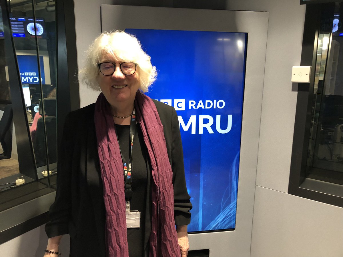 Ar #boresul @nestjenkins @JonGower1 yn adolygu'r papurau a @rhodrilewis5 yn bwrw golwg ar wleidyddiaeth yr wythnos. Ac ar ôl 9 sgwrs gydag Elan Closs Stephens ar ddiwedd ei chyfnod yn gadeirydd dros dro'r BBC @BBCRadioCymru @BBCSounds