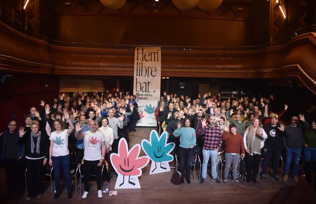 Herri Libre bat izateko borondatea badugu. Helburu horretara ailegatzeko bide orria ez ezik babes sozial zabala ere beharrezkoa da.
Atzoko ekimenean bata eta bestea irudikatu genuen. 
#Elkarrekin 
#Erabaki 
#HerriLibreBat 
<a href="/gure_esku/">Gure Esku</a>