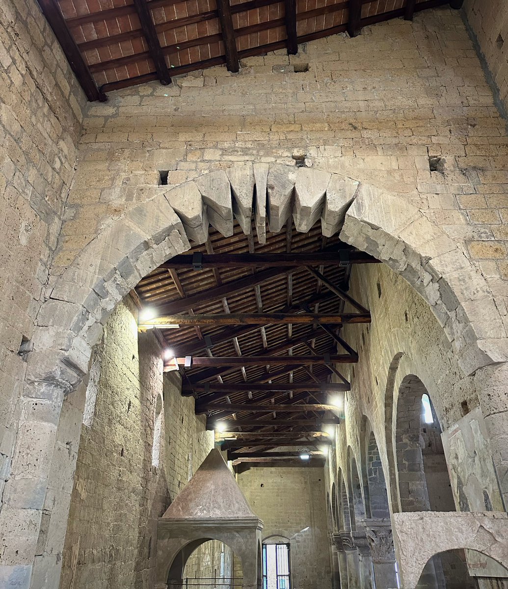 An arch that’s seen too much, Santa Maria Maggiore, Tuscania, Lazio

#SundayStonework