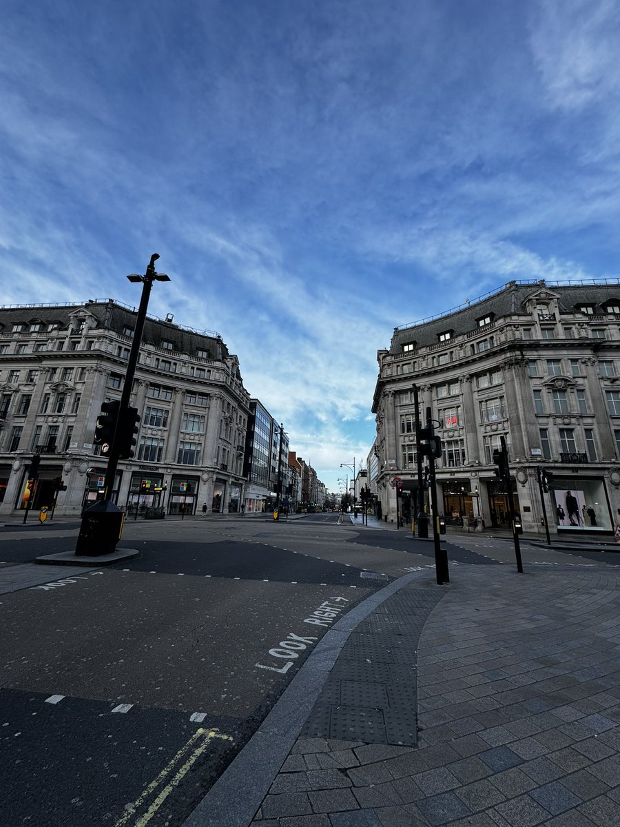 So quiet on a Sunday morning. It’ll be rammed later! @OxfordStreetW1 …very chilly 2°C #work