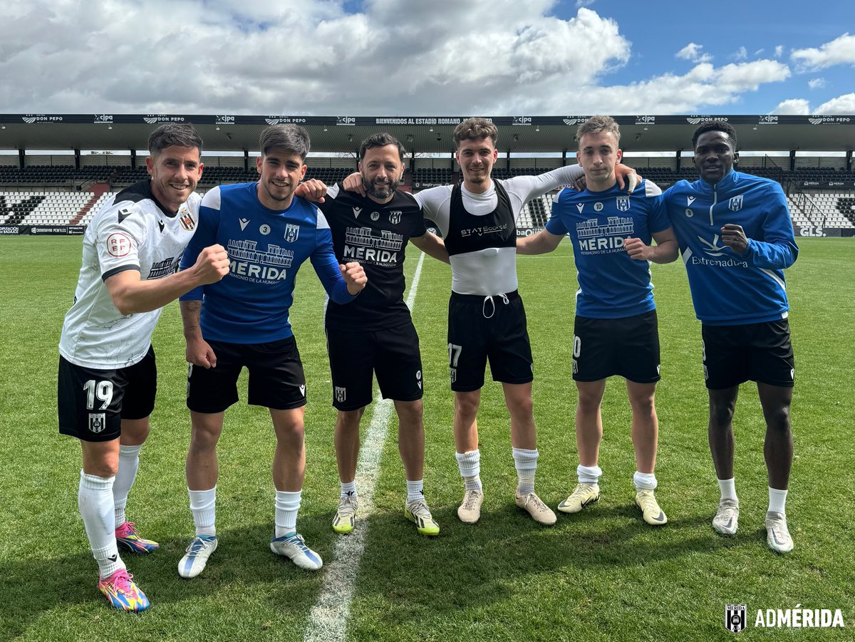 📸 Hoy toca foto doble. Los que estaban en el vestuario y los que se quedaron fuera ⚪️⚫️

🍍 ¡𝐄𝐐𝐔𝐈𝐏𝐎! ¡𝐅𝐀𝐌𝐈𝐋𝐈𝐀! ⚔️

#MéridaAtléticoBaleares