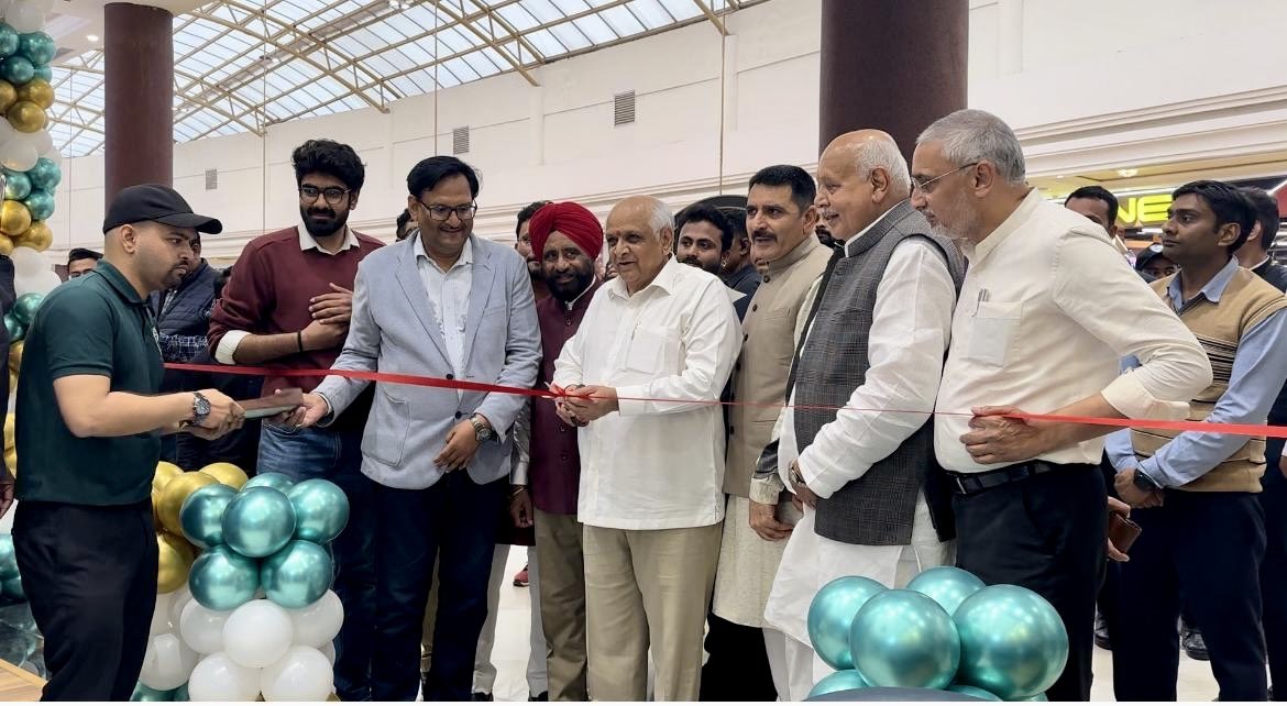 The Gujarat State Council of Ministers conducted a visit to Banas Dairy in Lucknow. During this visit, Hon'ble CM Shri <a href="/Bhupendrapbjp/">Bhupendra Patel</a> ji inaugurated the first Amul Ice Lounge in North India.