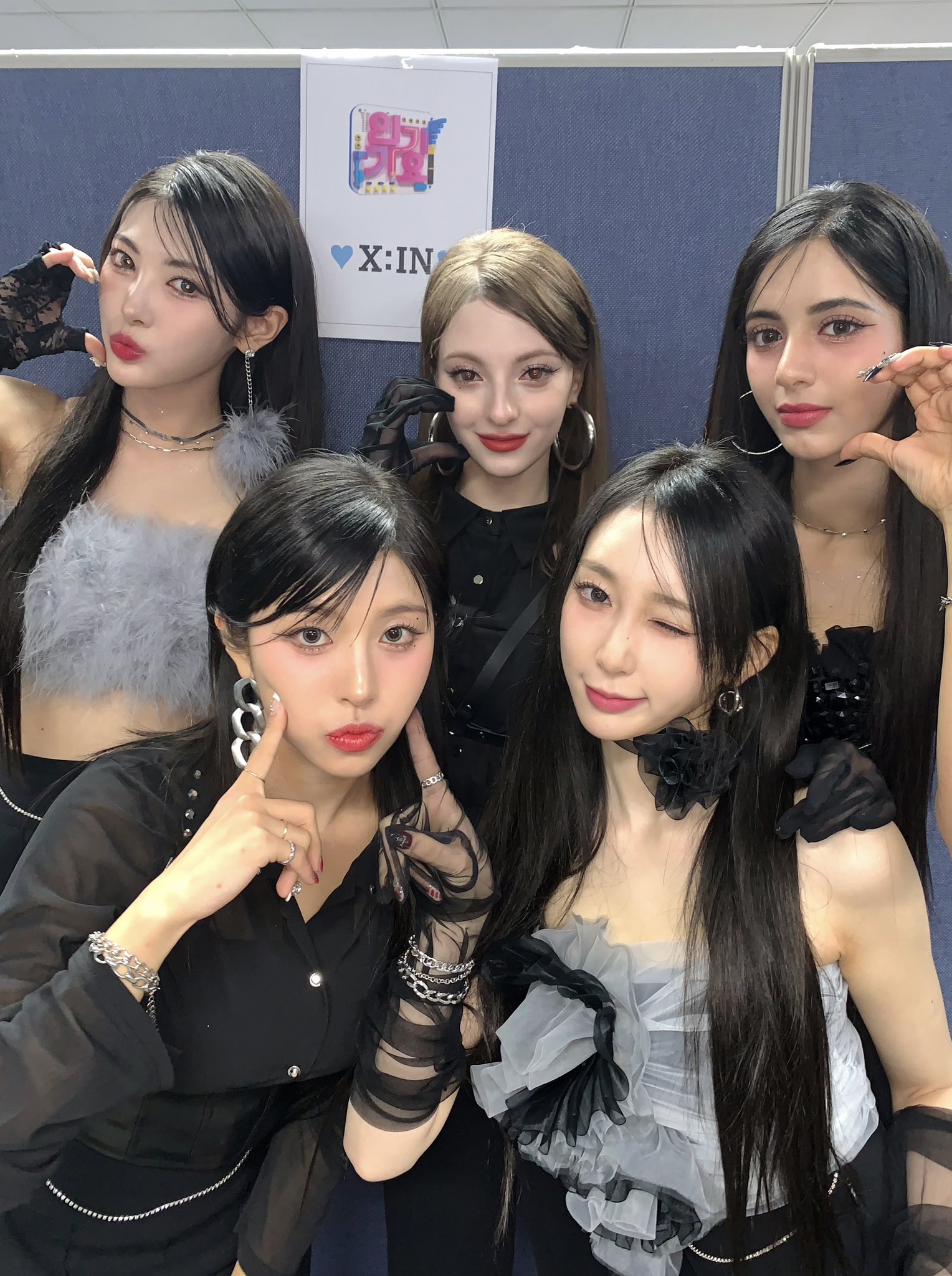 GHv0W8iaIAADF2S?format=jpg&name=large