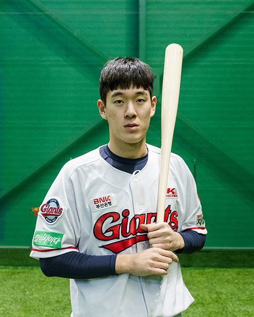 음. 살인자ㅇ난감을 보는데 계속 최우식 배우 보면서 ‘누굴 닮았는데…?’ 생각했다. 결국 떠오른 이름은 롯데의 나승엽 선수. 지나고 보니 이...