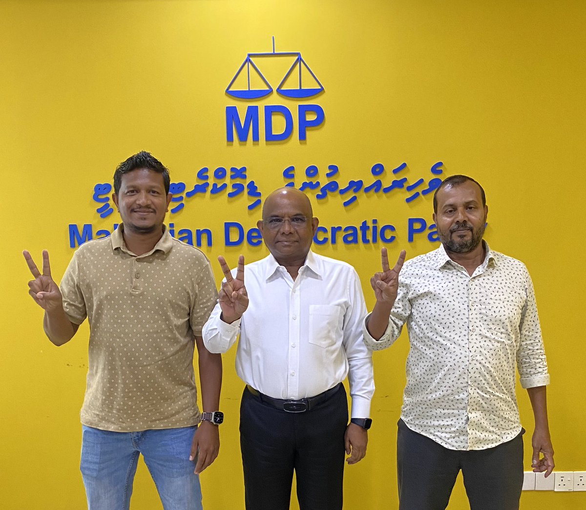 Partyge Raees Hon. <a href="/abdulla_shahid/">Abdulla Shahid</a>, #Majlis20 MDP Feydhoo Uthuru cand.Ahmed Shareef,Makunudhoo DR cand.<a href="/Mraee12/">Mohamed Raee / Makunudhoo Constituency</a>,Holhudhoo DR cand.<a href="/Fathih_22/">Ahmed Faathih</a> adhi Medhu Henveyr DR  cand.<a href="/ibujalyl/">ibu jaleel</a> aa bahdhalu kuravvaa campaign kuriahdhaa goiy olhunfiluvvaa mashvaraa kurevvi. 

#MisraabuHamaMagah