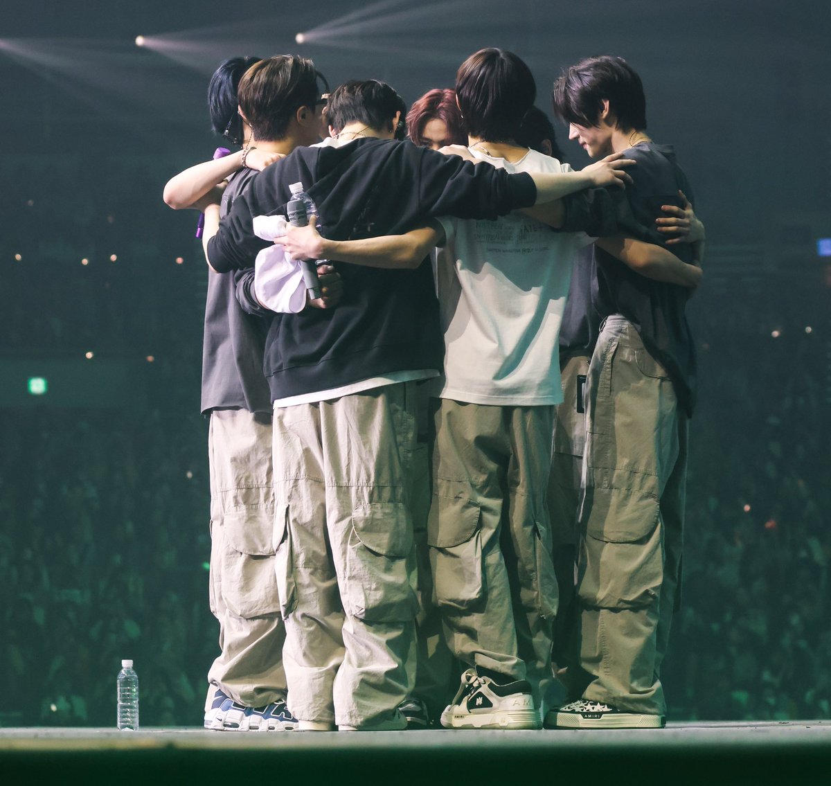 EN7ernally's tweet photo. love these boys so much 😭🤍 https://t.co/JVmGEobzWe