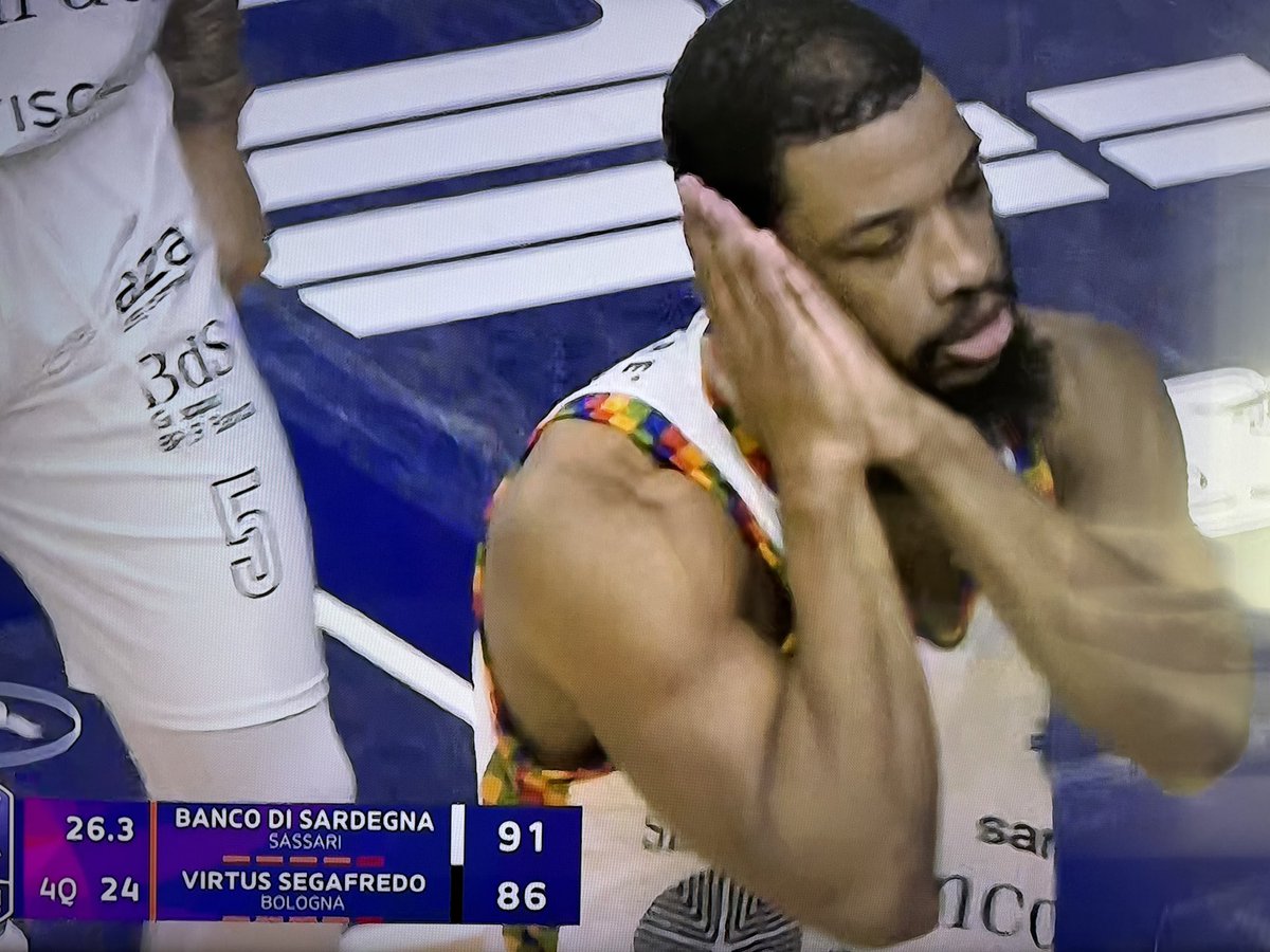 parallelecinico's tweet photo. 29 punti
6 assist
1/1 da due
6/6 ai liberi
7/10 da tre
Ultima tripla da 8 metri e mezzo, marcato, in step back, per la clamorosa vittoria di Sassari contro la Virtus, ed esultanza “Night Night”.
Steph Curry is for boys, Brandon Jefferson is for men.
#SerieAtipo https://t.co/aOVQK9qlcY