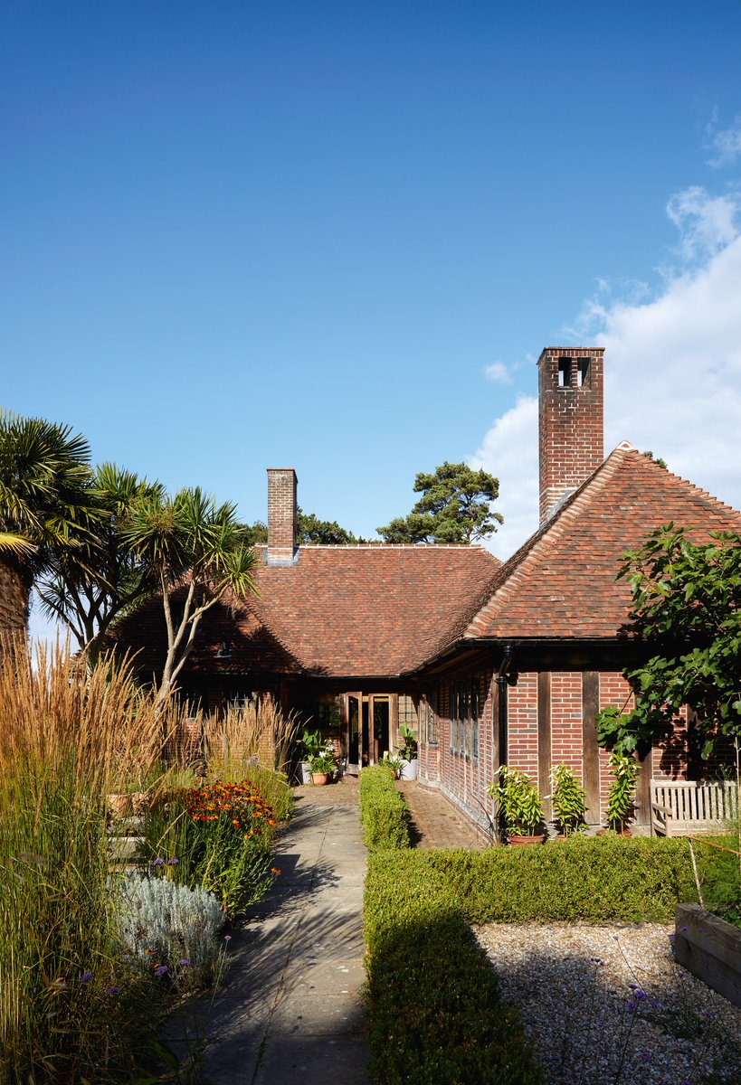 Take a tour of an Arts and Crafts-style cottage on an East Sussex clifftop: trib.al/1aummeh