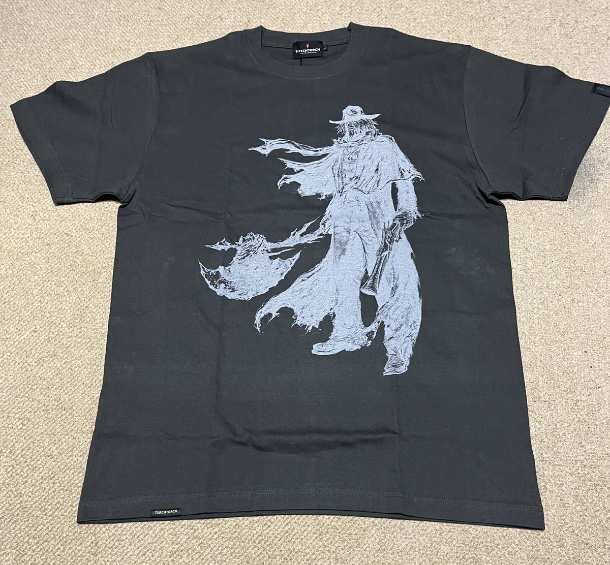 alastor_86114's tweet image. 東京行く用事あったから渋谷のTORCH TORCHでガスコインTシャツ買った
無名の王も欲しかったけどサイズがなくて断念
ラダーンフェスのラババンも貰えた
#Bloodborne #TORCHTORCH