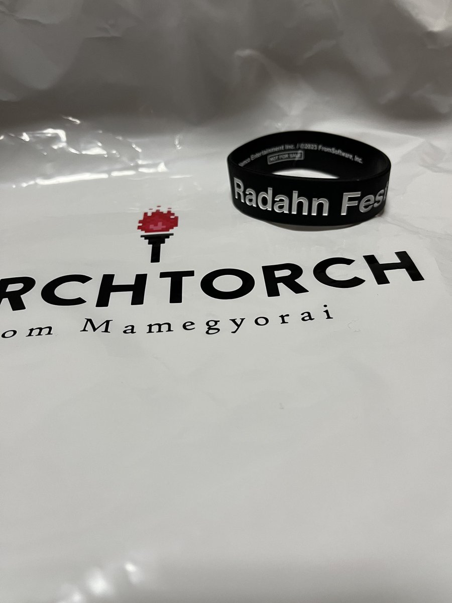 alastor_86114's tweet image. 東京行く用事あったから渋谷のTORCH TORCHでガスコインTシャツ買った
無名の王も欲しかったけどサイズがなくて断念
ラダーンフェスのラババンも貰えた
#Bloodborne #TORCHTORCH