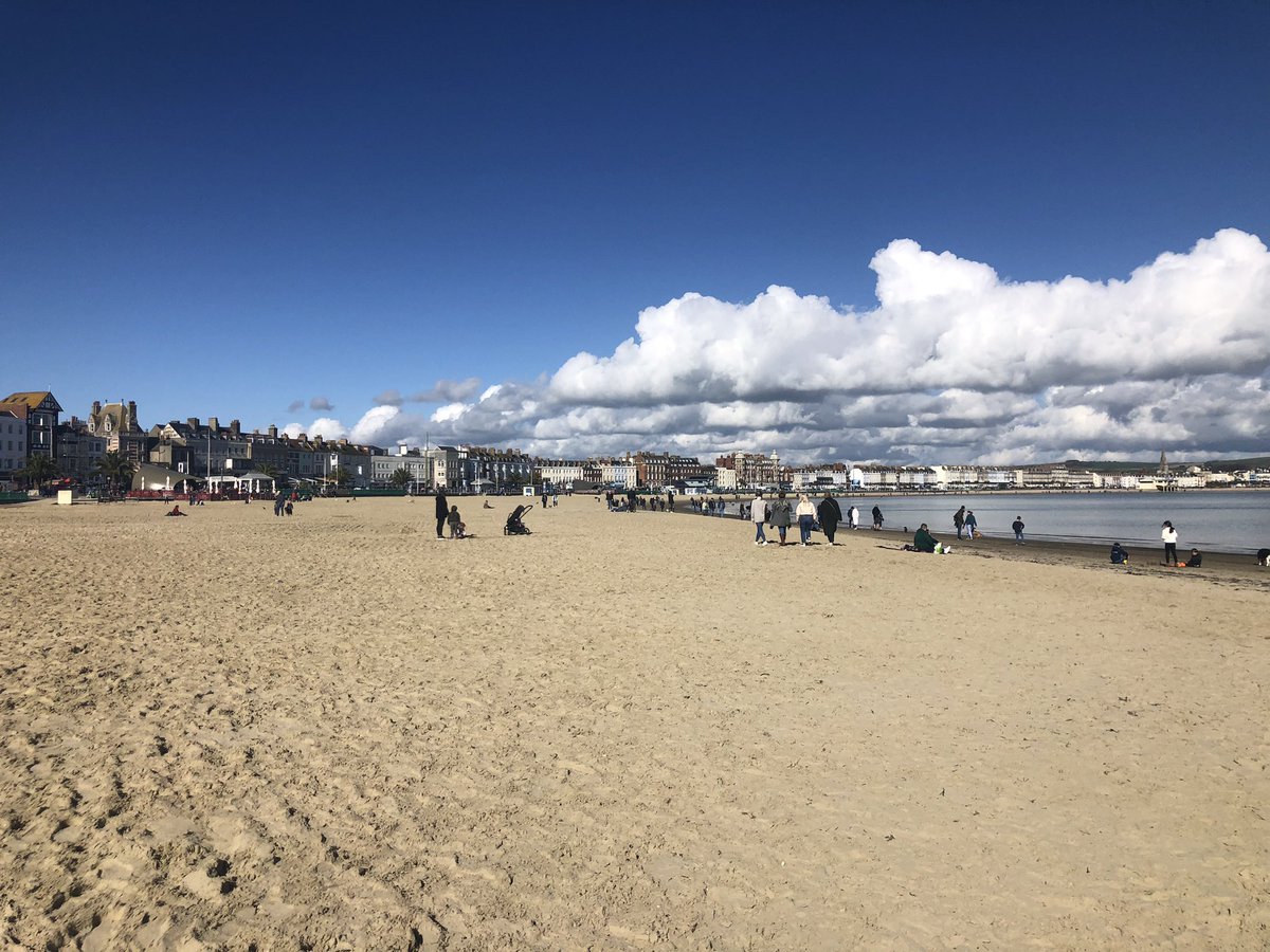 Having a winter stroll on Weymouth beach with Static Sue @Swots13 The sun is out because it knew I was sulking☀️😂 #WinterSun #WeymouthBeach #Weymouth #Dorset