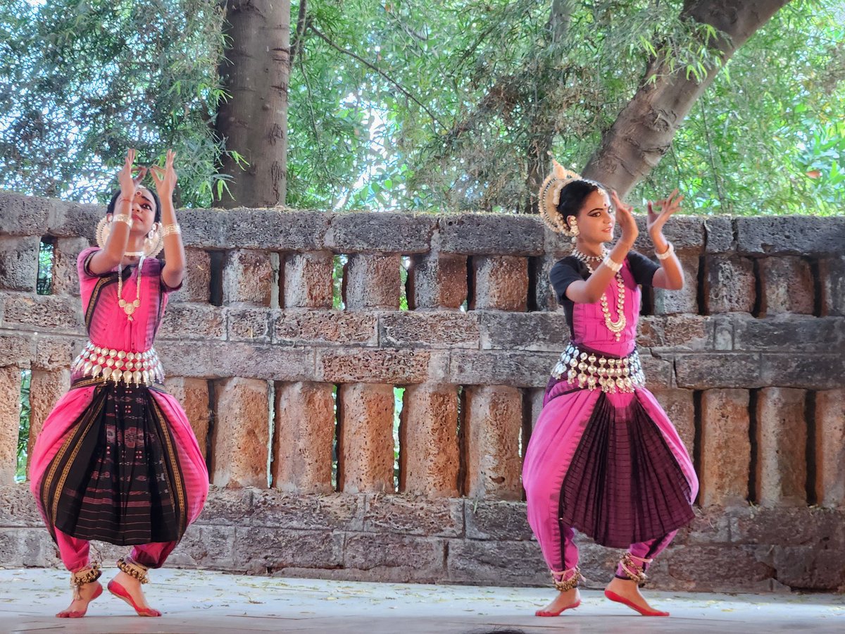 Water vital in temple cities/architecture. Scriptures: temples by ponds, cities around water. Bhubaneswar's architecture revolves around water. Enthusiasts explore with Odisha Walks, enjoying Odissi dance & heritage breakfast. @odisha_tourism @otdcltd