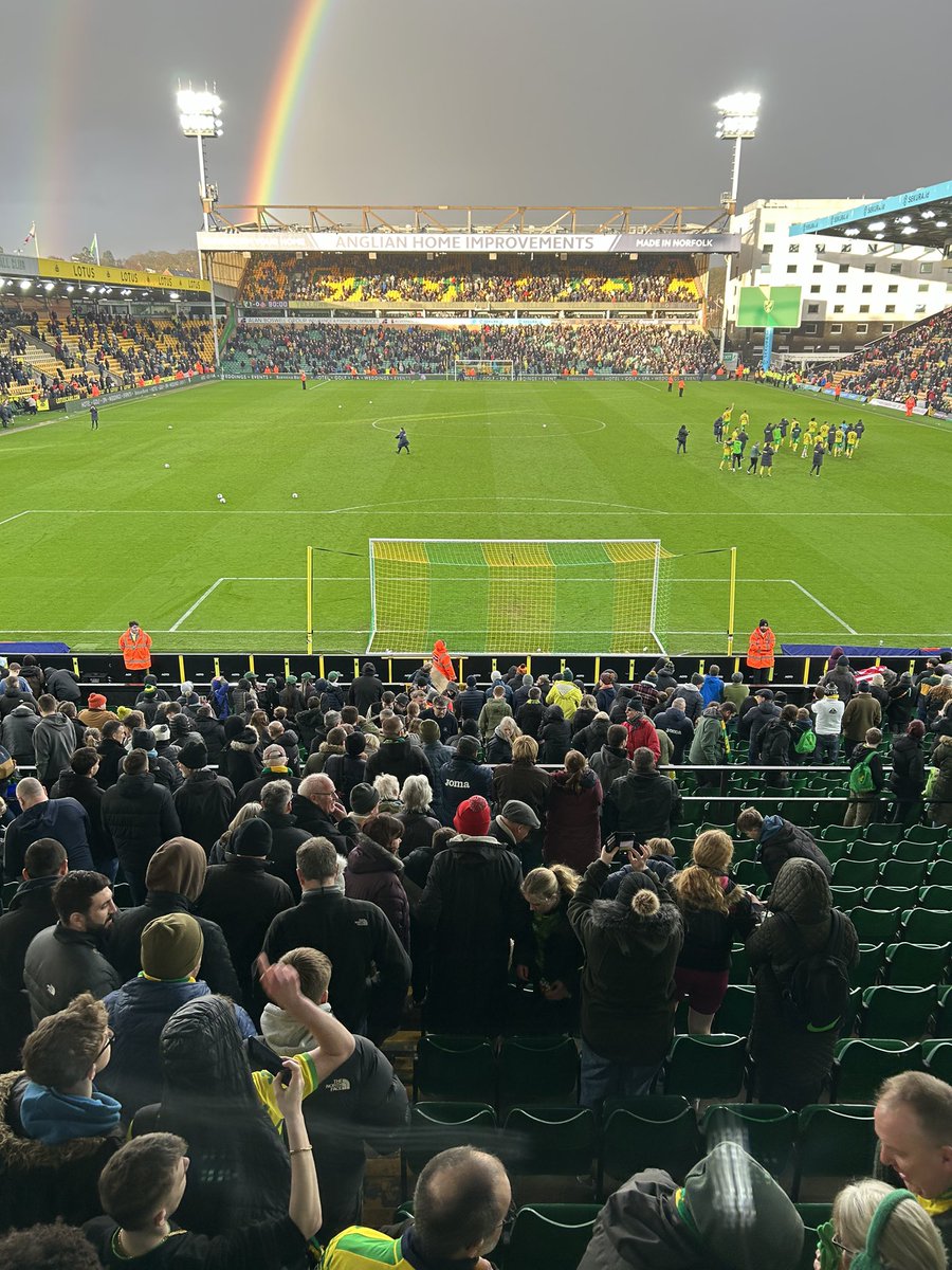 Russofert's tweet image. Thanks Rob &amp;amp; Ian @NitraSol for a fantastic day @NorwichCityFC #NORvSUN @eadie11 fantastic host and great insight to being a professional footballer in the 90s compared to today.