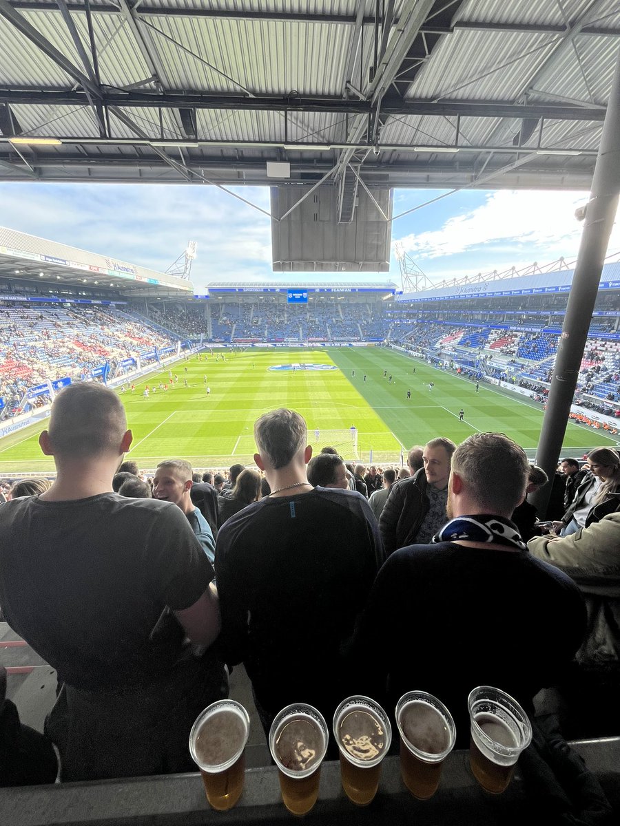 Jantweetrwatvan's tweet image. Koud biertje, bijna uitverkocht stadion, heerlijk zonnetje erbij… alles voor een mooie voetbalmiddag!

Dus sc Heerenveen zal wel weer met 0-2 verliezen🙃

NEE. NATUURLIJK NIET! COME ON💥⚔️

#heepec #coybiwab