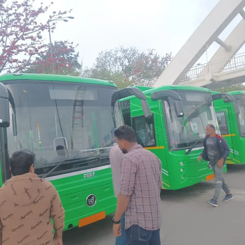 BusesDelhi's tweet photo. Get ready to ride in style and sustainability.
Here are the exclusive pictures of the newest addition, Delhi मोhalla Buses. 
#firstlook #Exclusive #Switchdelhi https://t.co/xuazhcW98K