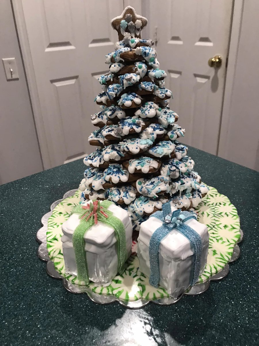 SSMuffins's tweet photo. Gingerbread star cookie Christmas tree and melted peppermints platter

New blog post: https://t.co/yUeGNhy9jM

#GingerbreadCookies #ChristmasTree #PeppermintCandy #BeckyCrocker https://t.co/DcJ7FcXfdX