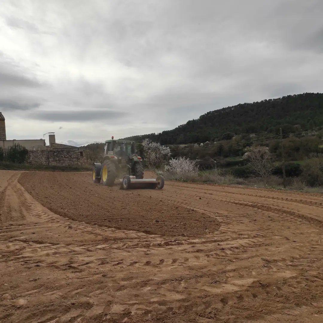 "Cigronet de Senan" T-3. A punt la nostra comuna cigronera🔝
Aquest any plantada mecanitzada i més superfície sembrada.
🙌 Som-hi #cigronet #Senan24!
Infinites gràcies,un any més,als veïns/es implicats en el projecte.  Tothom hi aporta una miqueta o molt del seu "saber fer" 😉