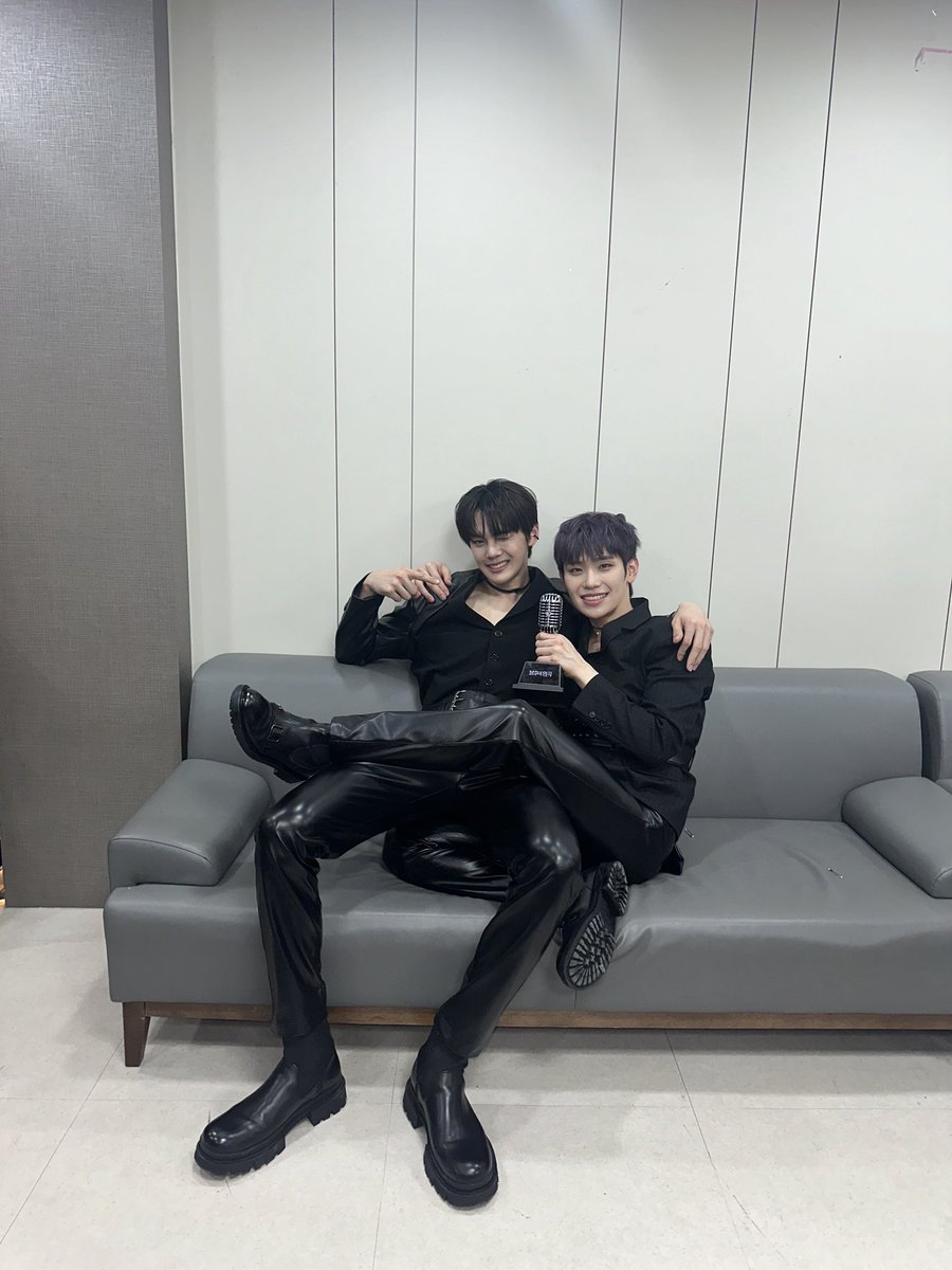 이걸 이제 봄
제가 죽겟습니다
그냥