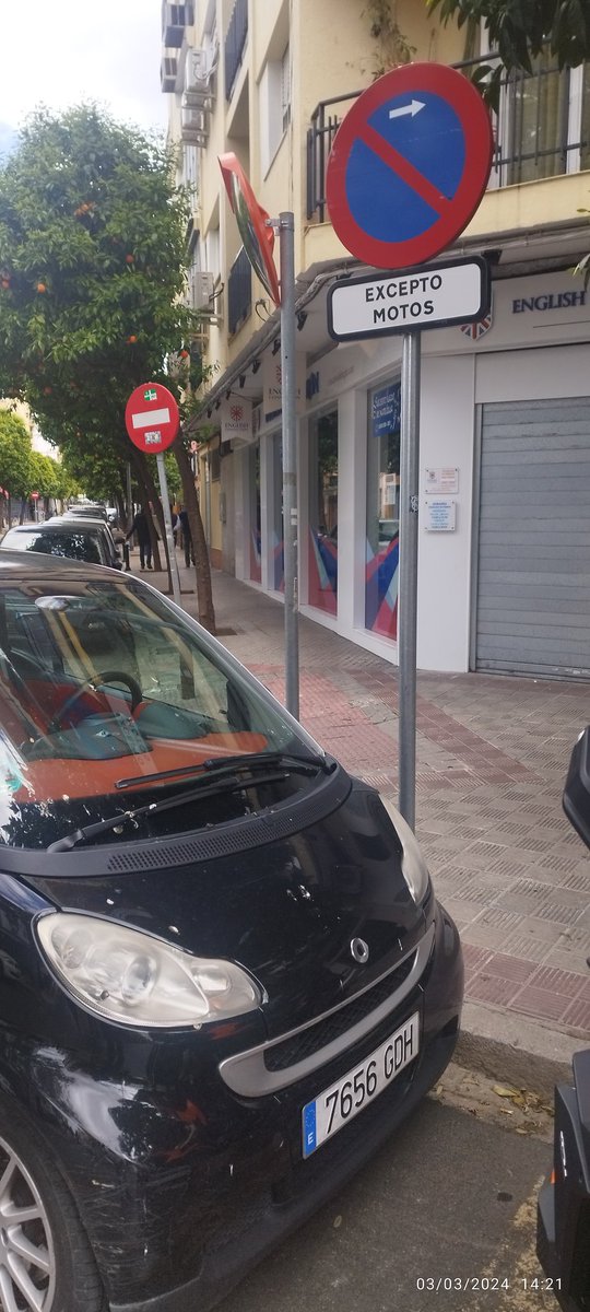 morgan_gsr600's tweet image. Luego, que si somos los de las motos los incívicos.
#Aspose #Policia