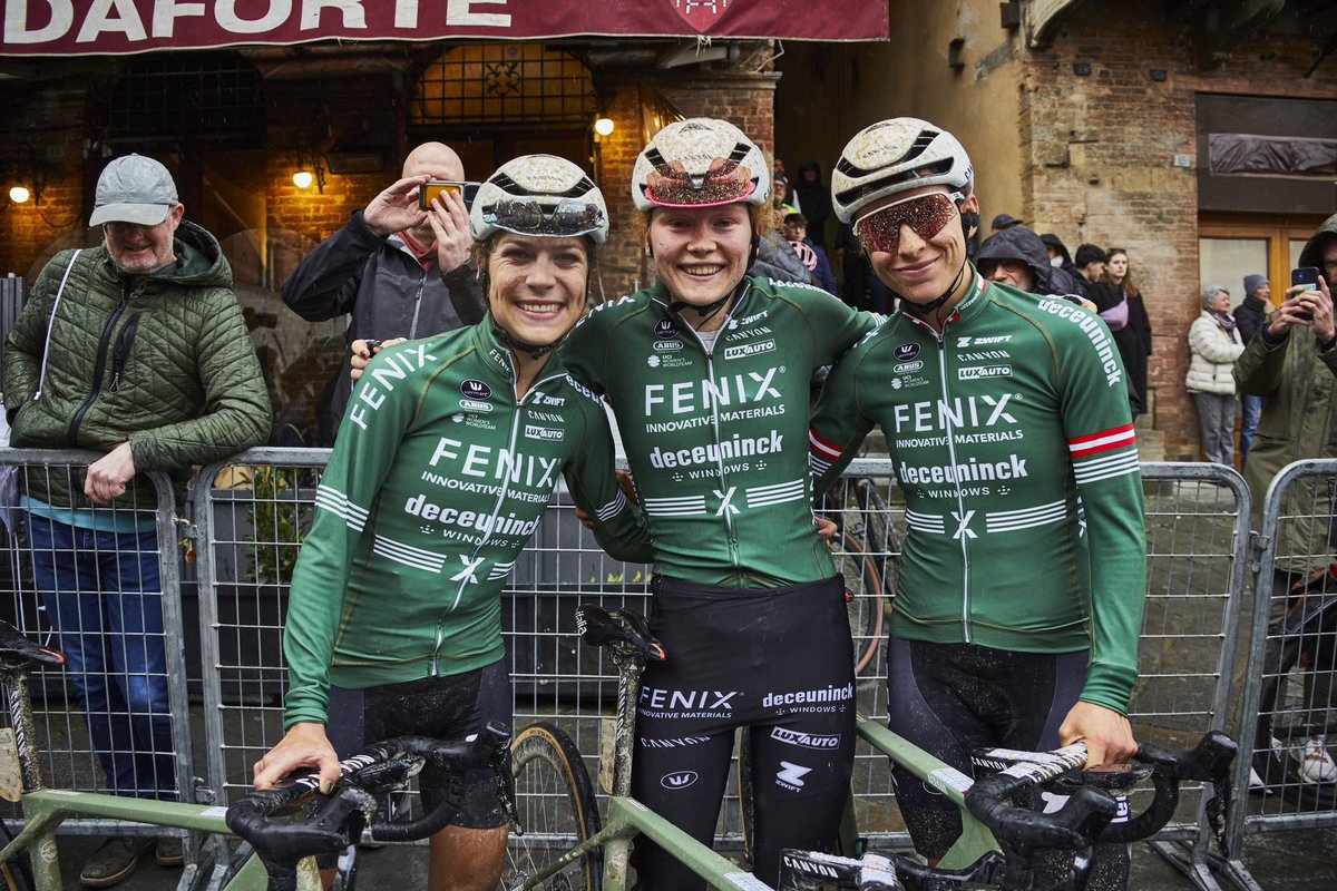 #VerdeComodore suits us well. Incredible team ride <a href="/StradeBianche/">Strade Bianche</a> 🤩🙌

(📸 Mr Pinko/Facepeeters)