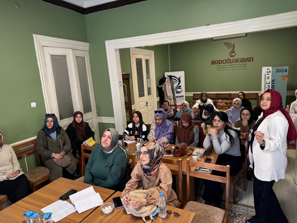 TDEDKonya's tweet photo. Türkiye Dil ve Edebiyat Derneği Konya Şubesi “Çocuk Edebiyatı Okulu”nun ilk günü kıymetli yazar-editörler @mrym_ucar ve @elifedeb derslerini verdiler. https://t.co/6JoqmzYV7g