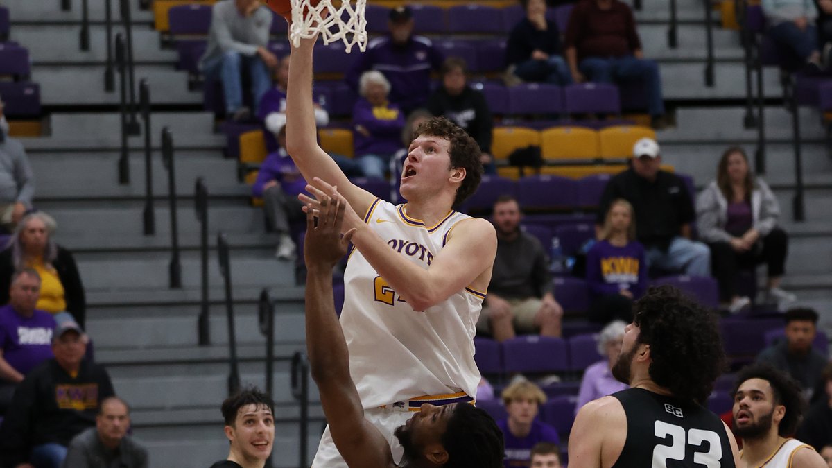 MBB HEADING TO HARTMAN! Late rally sends @kwumbb Coyotes past Southwestern 76-71 in KCAC Semifinal -- kwucoyotes.com/news/2024/3/3/…