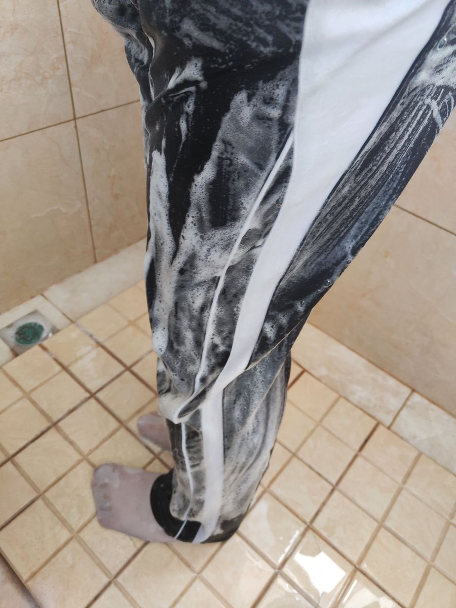 作为学生24小时穿着校服有问题吗？
没有！
很好！那就去洗澡吧。穿着校服白袜洗不许脱。
好的！