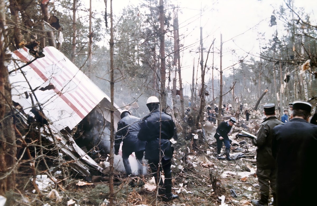 AirCrash_'s tweet photo. 🗓 | 𝗢𝗻 𝗧𝗵𝗶𝘀 𝗗𝗮𝘆 (𝟭𝟵𝟳𝟰): Turkish Airlines Flight 981 crashes near Senlis, France after an explosive decompression due to a design flaw with the cargo door locking mechanism (similar to American Airlines Flight 96) caused a total loss of control, all 346 on board die. https://t.co/vrHmib14In