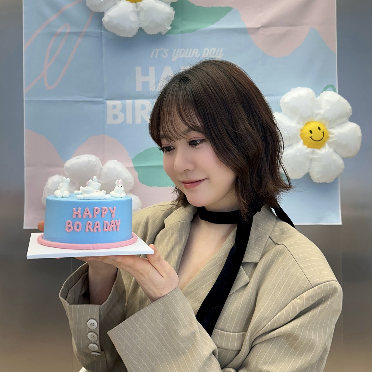 cherrybullet's tweet photo. [📸] HAPPY BORA DAY🎉

룰렛의 변함없는 사랑으로💞
웃음 가득한 생일이었어요🥰

With Lullet's unwavering love💞
It was a birthday full of laughter🥰

#CherryBullet #체리블렛 #보라 #BORA #HAPPY_BORA_DAY https://t.co/sLj3144dsd