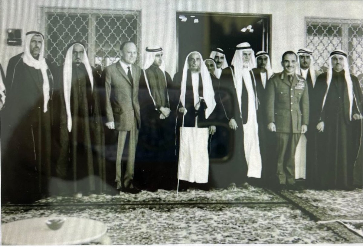 علاقات تاريخيّة متجذرة بالحب و العطاء والاحترام بين القيادتين و الشعبين الشقيقين 
صورة من قبل اتحاد #الإمارات العربية المتحدة 
ويظهر في الصورة من اليمين 

الشيخ خالد بن محمد القاسمي حاكم الشارقة الملك حسين الشيخ أحمد بن راشد المعلا والشيخ محمد بن حمد الشرقي والشيخ خالد بن صقر