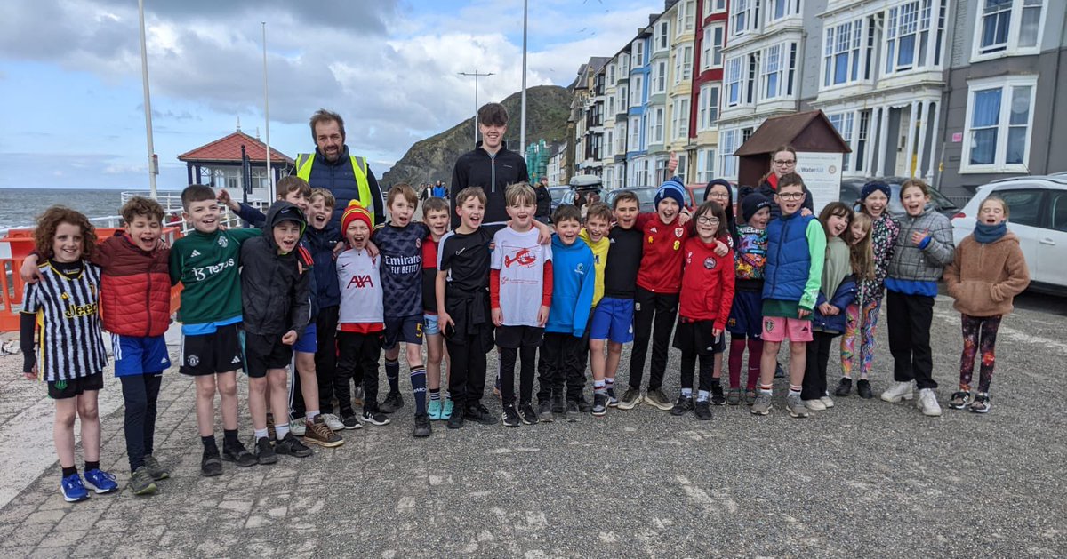 YsgolGymraeg's tweet image. Dyma Cai a’i ffrindiau ac aelodau’r teulu yn rhedeg cymal olaf ei her ar gyfer codi arian i Ambiwlans Awyr Cymru er cof am ei frawd mawr Ned, a fyddai wedi dathlu ei ben-blwydd yn 13oed.

Da iawn ti Cai - mae cyfanswm y nawdd dros £2,000 erbyn hyn - swm anhygoel 👏👏👏  💙