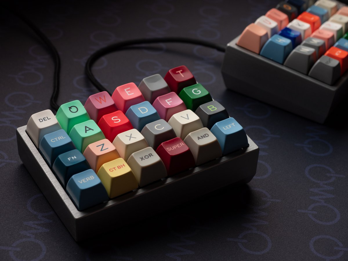 hsgw's tweet photo. 今日からのデイリードライバー
Keyboard: meias
Switch: Vertex V1
Keycap: Signature plastic SA vomit
#KEEB_PD #KEEB_PD_R187 #自作キーボード #俺キー https://t.co/yv9Gq66yc3