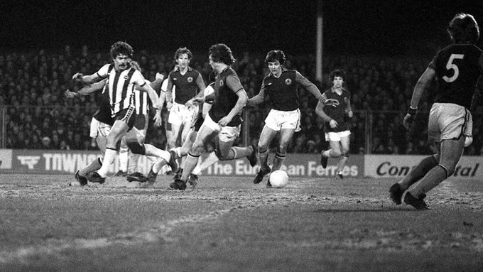 #OTD 1980, #AVFC fight out a 1-1 Mon. night draw at #BHAFC. On 33', Allan Evans equalises Ray Clarke's 26' goal for the home side, but is later ​dismissed (47') by Darryl Reeves for a second bookable offence and will miss #Villa’s #FACup R6 tie at #WHUFC on the Sat. Att: 23,077.