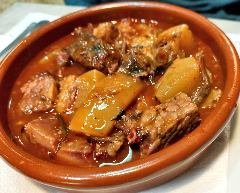 mariobadia's tweet photo. Tots sabem que el #capipota de la @bodegagol 📌#SantAntoni és 🔝3️⃣
Però avui, @belvic25 @pepmillan79 'mediante', he demanat els 'callos'.
Senzillament brutals!
@Esmorzarsdefor1 per tota l'esquadra⚽
@EsmorzarsLleida @Bcnsingular @BoigBCN @kukox_kukox @Robadorenyo https://t.co/WAfM2C3wZF