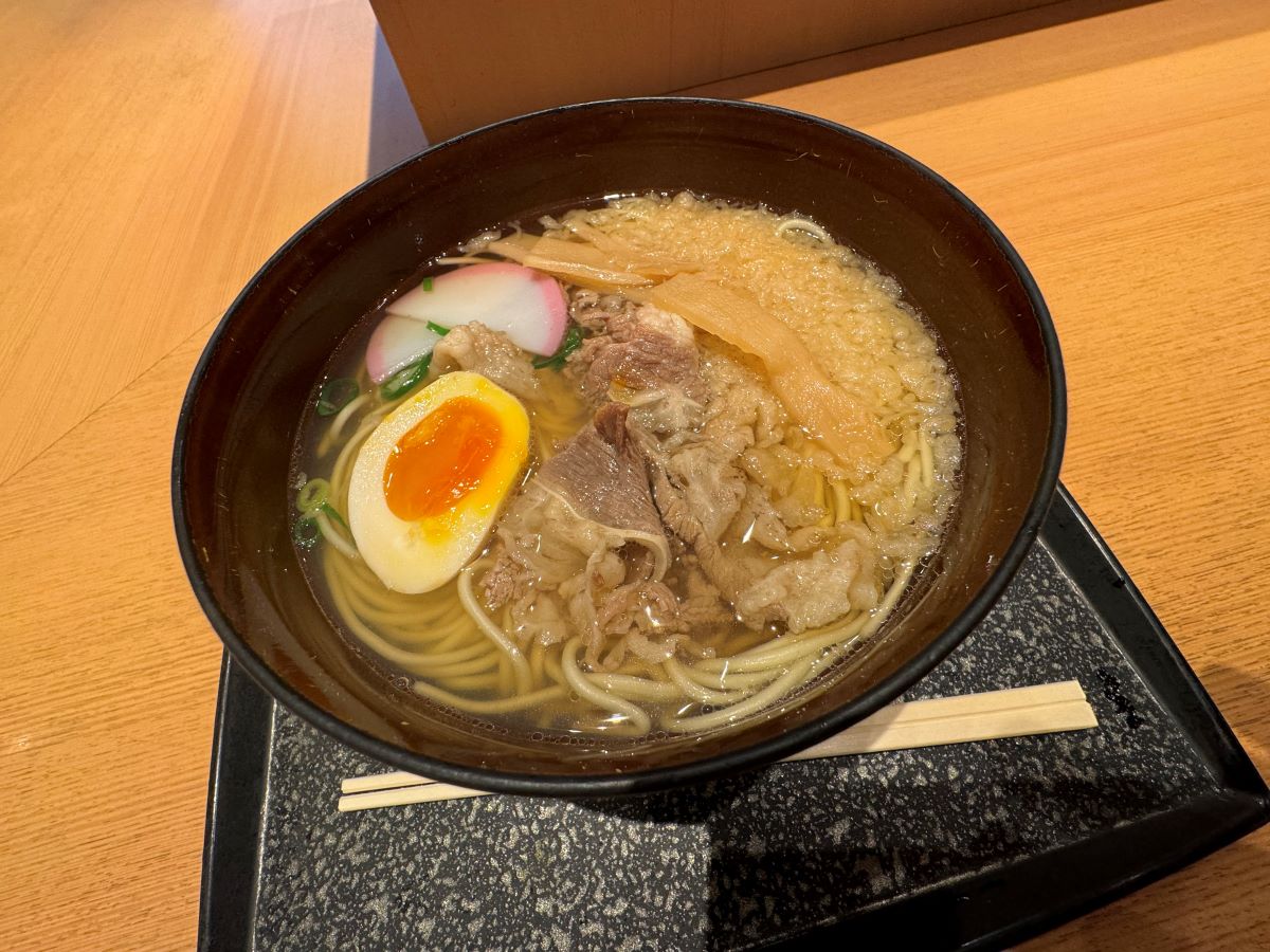 namekokirin's tweet photo. 見かけはおそば、中身はラーメン（中華そば）
ダシが深く、肉が旨ぇええ！

＃新大阪 #駅ナカ #浪花そば新大阪 https://t.co/QbjuS1TOoV