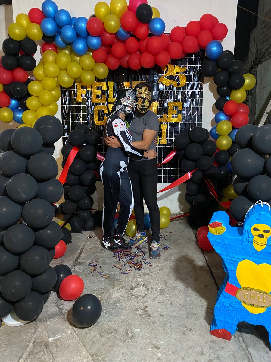 yulilunal's tweet photo. Quisimos celebrar mi cumpleaños 25 con temática de lucha libre y quise ser uno de mis ídolos con respeto @laparktapia ❤️✨ https://t.co/McaclyjPcY
