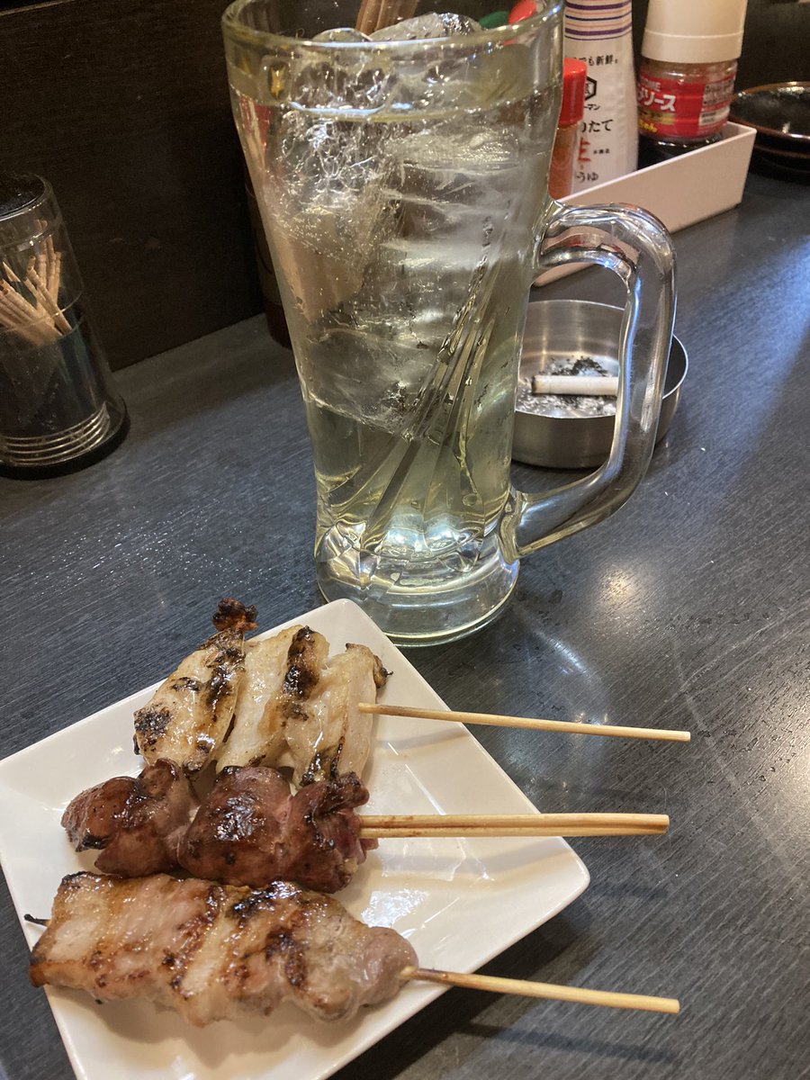 qdo_dow's tweet photo. 最強‼️

手前から…

豚バラ…白肝…やげん軟骨…

全て塩…

ハイボール…‼️

#昼飲み ＃一人呑み #1人飲み
#焼き鳥 #名古屋 #NAGOYA https://t.co/7HOryBLySz