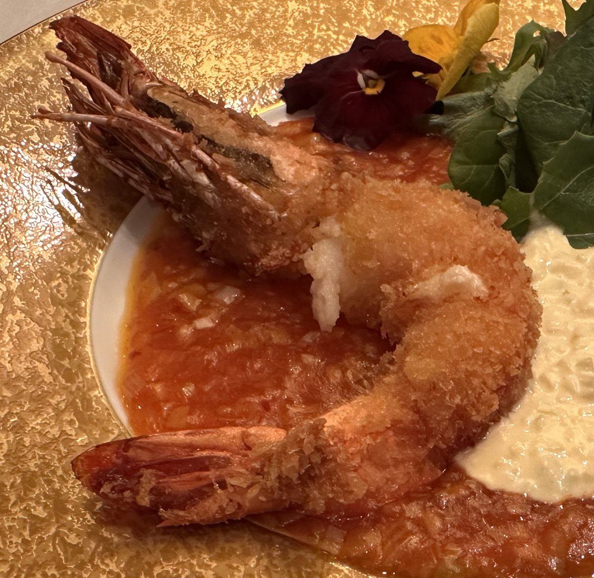 デカエビフライ頭まで全部食べたら唇に爪刺さって出血しています 