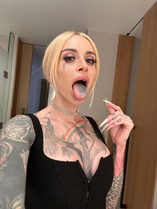 Thanks to bring snacks at shoot @onetriickpony ❤️💙 https://t.co/TNstyTYOTE<a class="tags" href="/tag/onetriickpony">@onetriickpony</a>