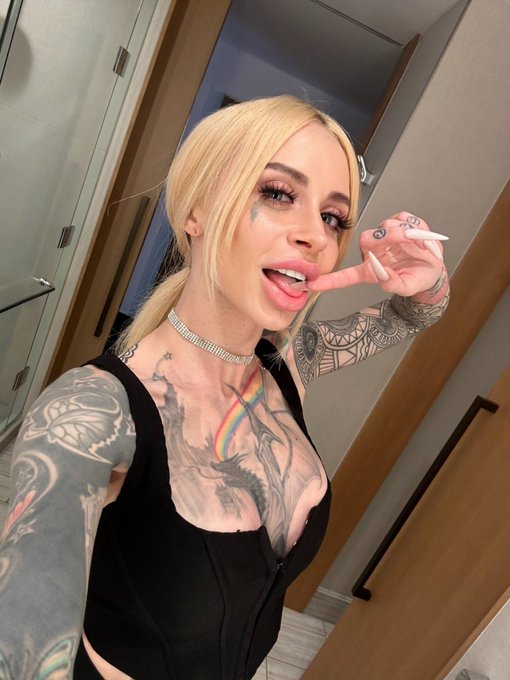 Thanks to bring snacks at shoot @onetriickpony ❤️💙 https://t.co/TNstyTYOTE<a class="tags" href="/tag/onetriickpony">@onetriickpony</a>