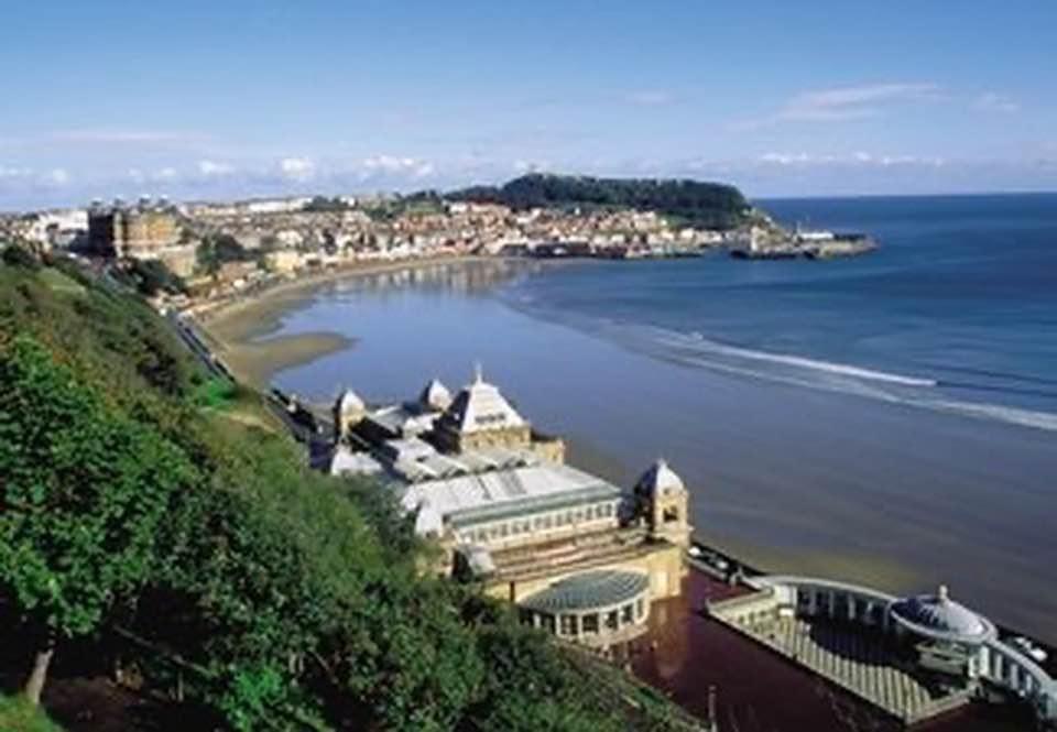 🌟 It's a beautiful start to the week here in #Scarborough! ☀️ Take a look at these stunning views from @mansionhouse. We still have availability so why not come and see for yourselves? Call 01723 373930 to book a lovely stay with us. Don't miss out on the perfect weekend getaway