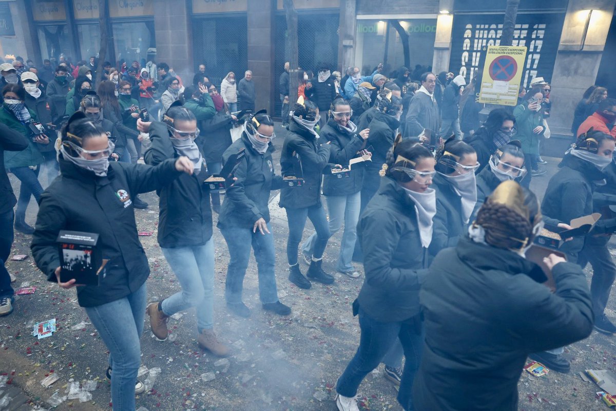 JCF_Valencia's tweet image. 💥🧨 Desperta, #València! ❤️‍🔥 

Amb el soroll del tro de bac es dona la benvinguda a les #Falles24 amb la multitudinària #Macrodespertà24 ❤️‍🔥

🙌🏼 Un moment emocionant per a totes i tots i especialment per a la FMV i la Cort d’Honor que estan començant a viure les #Falles24