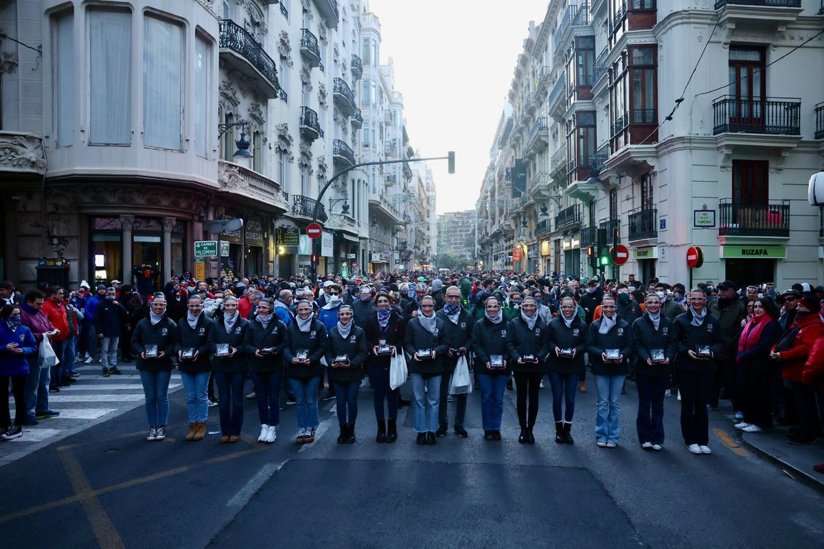 JCF_Valencia's tweet image. 💥🧨 Desperta, #València! ❤️‍🔥 

Amb el soroll del tro de bac es dona la benvinguda a les #Falles24 amb la multitudinària #Macrodespertà24 ❤️‍🔥

🙌🏼 Un moment emocionant per a totes i tots i especialment per a la FMV i la Cort d’Honor que estan començant a viure les #Falles24