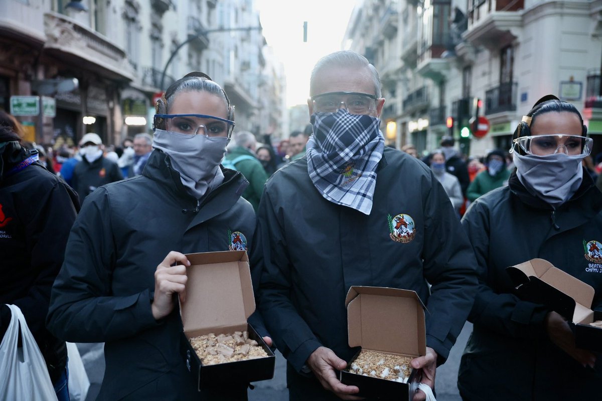 JCF_Valencia's tweet image. 💥🧨 Desperta, #València! ❤️‍🔥 

Amb el soroll del tro de bac es dona la benvinguda a les #Falles24 amb la multitudinària #Macrodespertà24 ❤️‍🔥

🙌🏼 Un moment emocionant per a totes i tots i especialment per a la FMV i la Cort d’Honor que estan començant a viure les #Falles24