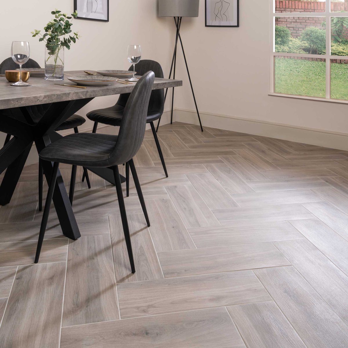 TileMountainUK's tweet photo. Homely herringbone 🏡
🔎 Timber Smokey Grey Wood Effect Tiles
Order a free sample: https://t.co/cPQyGEjeUR
#woodeffect #woodflooring https://t.co/Tuc6jTcxM6